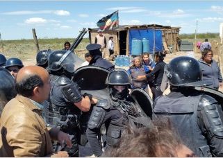 Neuquén.- Argentina   Mapuches y adjudicatarios se enfrentaron en Mari Menuco