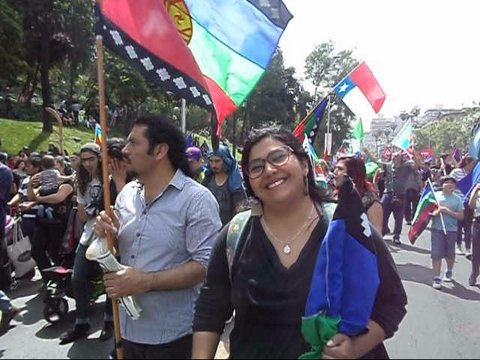 Mapuches marchan desde Plaza Italia en el día de la raza