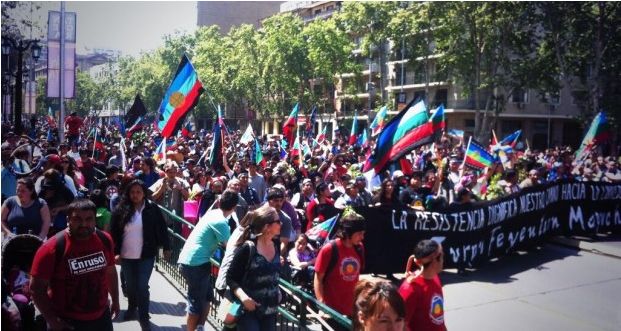 Comuneros mapuche marchan por las calles de Temuco
