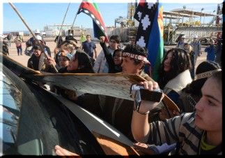 Argentina , Neuquén: Mapuches bloquean el ingreso al yacimiento Loma Campana 