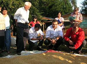 Intendente de La Araucanía se reunió con agricultores que perdieron sus cosechas