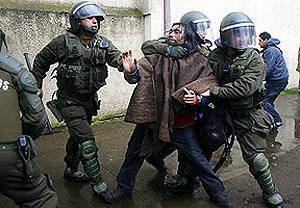 Al menos 40 personas detenidas dejó marcha de apoyo a los reos mapuche en huelga de hambre