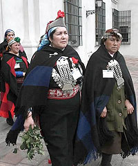 Madres de presos políticos en huelga son recibidas por Hinzpeter en La Moneda