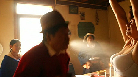Tinte de hierbas y velas encendidas para diagnosticar y cura