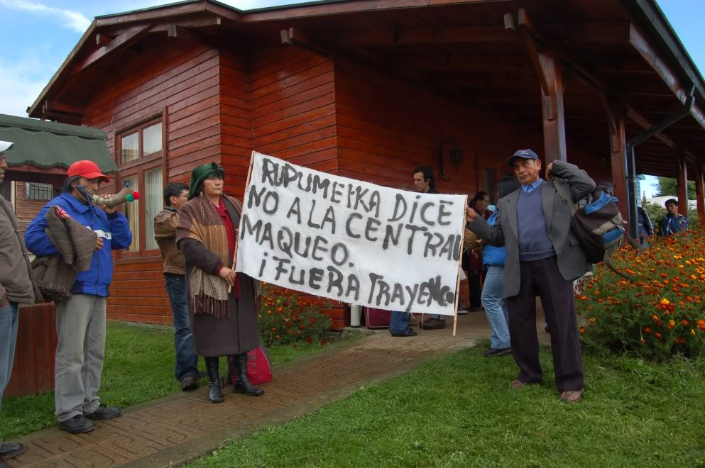 Comunidades huilliche protestan en Lago Ranco durante reunión de empresa hidroeléctrica