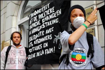 Activistas por la causa mapuche se encadenan en la entrada a la embajada chilena en Bélgica