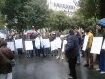Protesta frente a embajada de Chile en Francia en solidaridad con los presos mapuche 