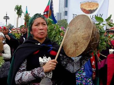 Más de 10 mil personas marchan en Santiago por los derechos de los pueblos originarios 