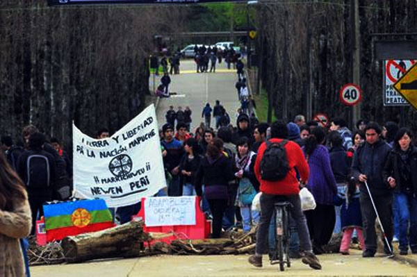 Toma solidaria en la UACH, por los PP Mapuche
