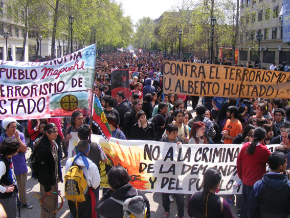 Masiva marcha de estudiantes en apoyo a comuneros mapuche