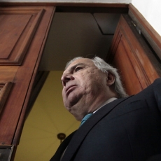 “Síndrome Hinzpeter” persigue a ministro Chadwick tras revés judicial en caso Berkhoff