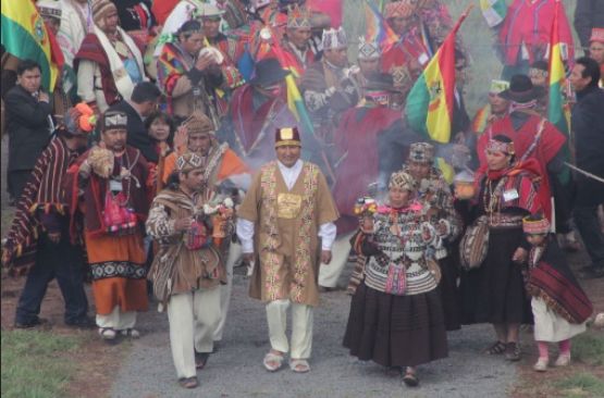 Evo Morales con el traje ceremonial, recibe cetro sagrado que lo convierte en líder indígena