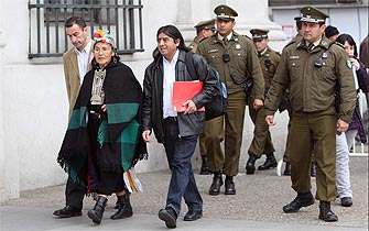 Huilcamán entrega en La Moneda carta para Piñera