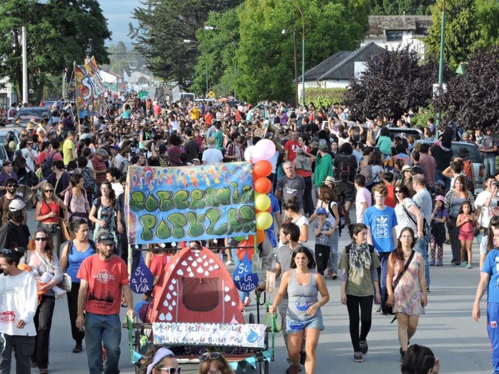 Más de 10 mil personas marcharon por el agua en El Bolsón