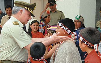 Niños mapuches visitaron al general Eduardo Gordon