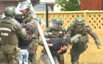 Procesan a 5 carabineros por golpiza a mapuche