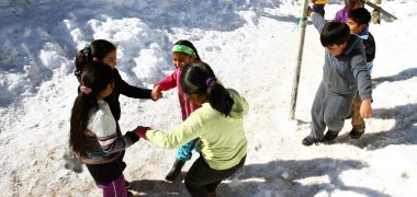 En medio de la nieve estudiantes pehuenches exigen mejor educación