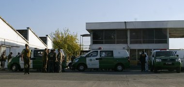 CONFUSO TIROTEO: VEHÍCULO DE CARABINERO MUERTO TIENE MÁS DE 25 IMPACTOS Y PATRULLERAS PDI NINGUNO