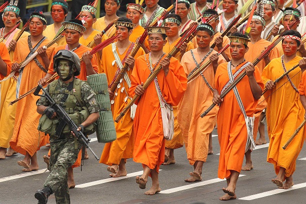 Chilenos e indígenas amazónicos desfilaron en la Parada Militar peruana
