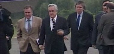 MAPUCHES: PIÑERA ENFRENTÓ PROTESTAS EN PLAZA DE ARMAS DE ERCILLA