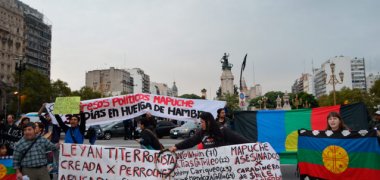 MAPUCHES SE MANIFIESTAN CONTRA BACHELET EN BUENOS AIRES