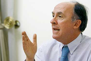 Larroulet dice que comuneros "dieron un portazo" y Suprema descarta sentarse a dialogar