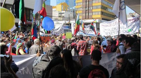 Masiva marcha por el Mapuzungun en Temuco
