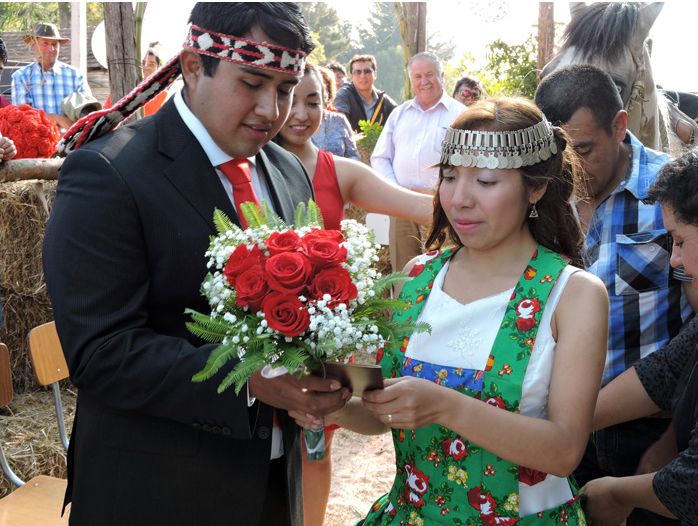 Jóvenes de Carahue Contrajeron Matrimonio Civil en Lengua Mapuche 