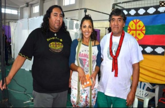 Argentina, Caleta Olivia Símbolos mapuches e instrumentos, el stand cultural en la Feria