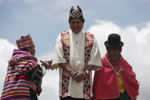 Morales recibe bastón de mando espiritual de pueblos indígenas en Tiahuanaco