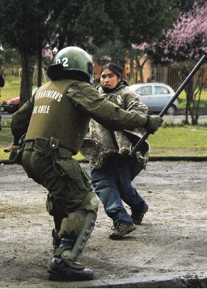 Mapuches protagonizan violentos incidentes en marcha de apoyo a 32 indígenas presos