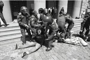 Con 38 detenidos concluye reunión entre Milton Juica y voceros mapuches