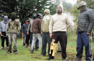 Cuatro carabineros y dos mapuches resultaron heridos en desalojo