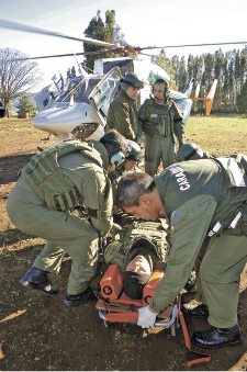 Violenta jornada en La Araucanía: 11 heridos en allanamiento y tres camiones quemados 