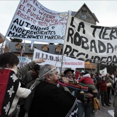 Mapuches ocupan planta de petrolera estadounidense Apache en Argentina