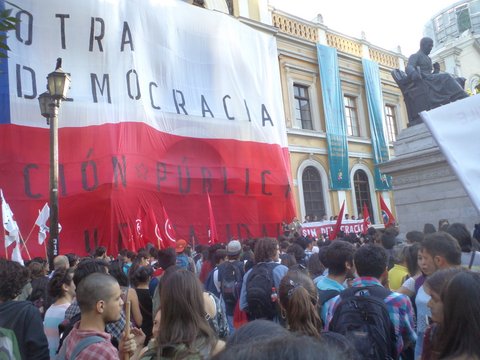Masiva convocatoria de estudiantes en defensa de educación gratuita en Chile