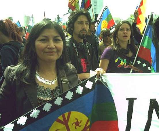 Masiva manifestación de los pueblos originarios en el centro de Santiago