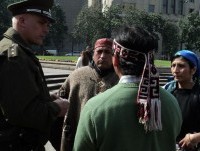 Comuneros mapuche entregan carta en La Moneda y esperan audiencia con autoridades