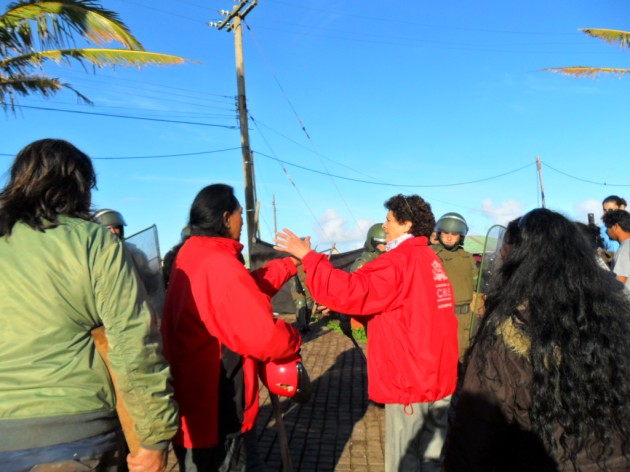 Imágenes muestran tensa situación en Rapa Nui tras serios incidentes entre policía y nativos