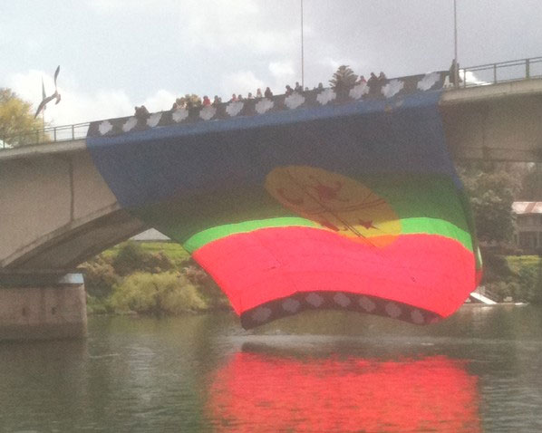Estudiantes valdivianos despliegan bandera mapuche gigante en puente Pedro de Valdivia