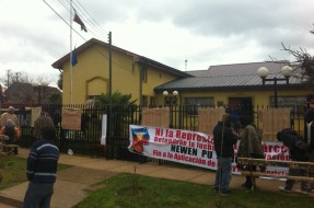 Municipalidad de Ercilla cumple una semana en toma por 50 jóvenes mapuche