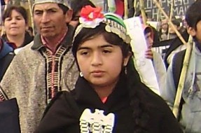Denuncian que liceo prohibió vestimenta tradicional a niñas mapuche para foto de licenciatura