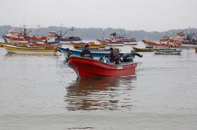 Pescadores de pueblos originarios acusan violación a sus derechos por exclusión en Ley de Pesca