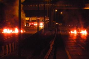 Manifestantes cortaron el tránsito en Ruta 5 al sur de Temuco en apoyo a la causa mapuche