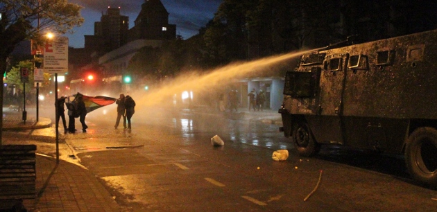 Marcha por huelga mapuche termina con incidentes en pleno centro de Concepción