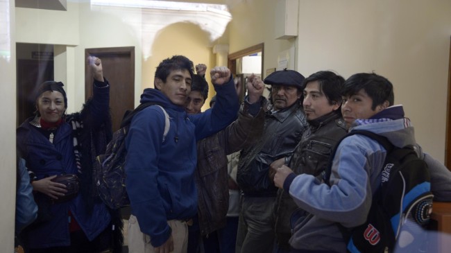 Después de unas horas mapuches desalojaron la toma en el juzgado de Esquel