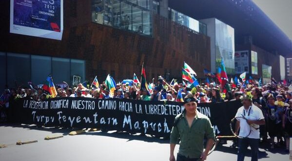 En masiva marcha por resistencia mapuche en Santiago