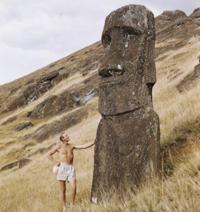 Entrega de piezas históricas a Gobernadora Provincial de Isla de Pascua, Tarita Alarcón Rapu