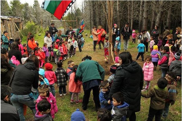 Niños/as aprenden juegos, costumbres y cocina mapuche