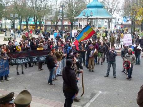 Nueva marcha reúne a un centenar de personas en el centro de Valdivia